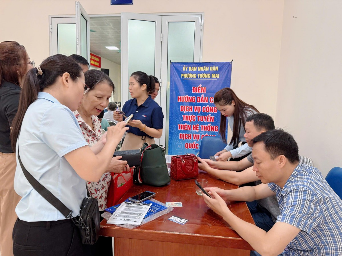 Người dân được hướng dẫn sử dụng dịch vụ công trực tuyến tại phường Tương Mai, Hà Nội. Ảnh: Cổng Thông tin điện tử Hà Nội. Người dân được hướng dẫn sử dụng dịch vụ công trực tuyến tại phường Tương Mai, Hà Nội. Ảnh: Cổng Thông tin điện tử Hà Nội.
