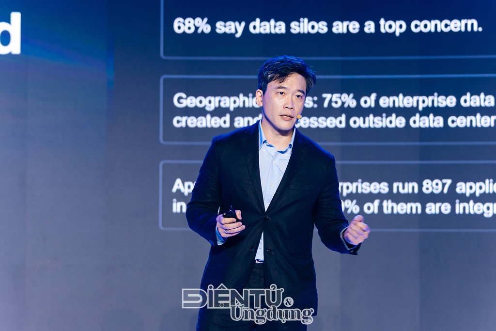 Chuyên gia chia sẻ giải pháp bảo vệ dữ liệu và phục hồi dữ liệu cho doanh nghiệp tại Synology Solution Day 2026. Chú thích: Hơn 500 khách hàng doanh nghiệp, đối tác và chuyên gia công nghệ thông tin dự Synology Solution Day 2026 tại TP HCM