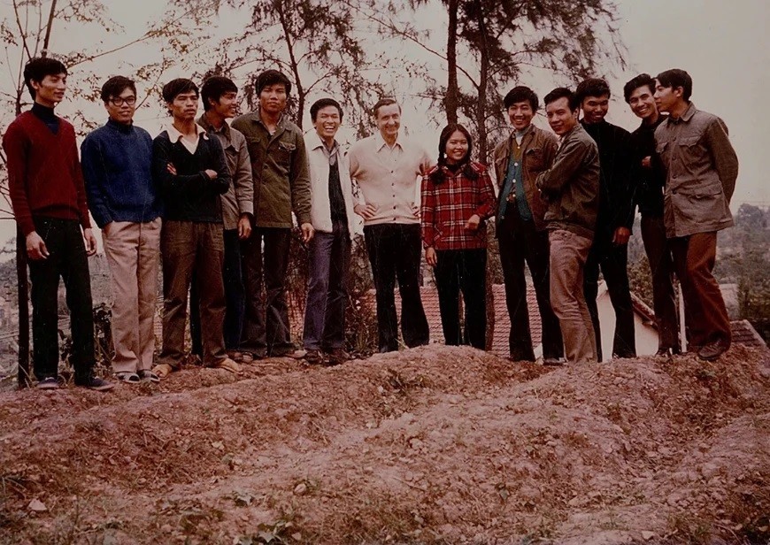 Nhóm kỹ sư chế tạo máy tính VT80 và chuyên gia tin học người Pháp tại Núi Cung năm 1977 Nhóm kỹ sư chế tạo máy tính VT80 và chuyên gia tin học người Pháp tại Núi Cung năm 1977