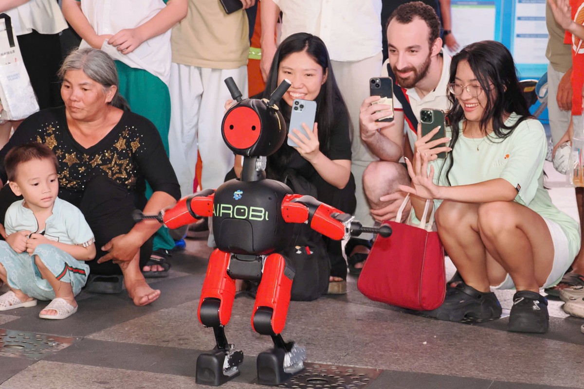 Khu trình diễn công nghệ robot rộng 600m² thu hút đông đảo người dân, du khách với nhiều sản phẩm robot và AI tiên tiến