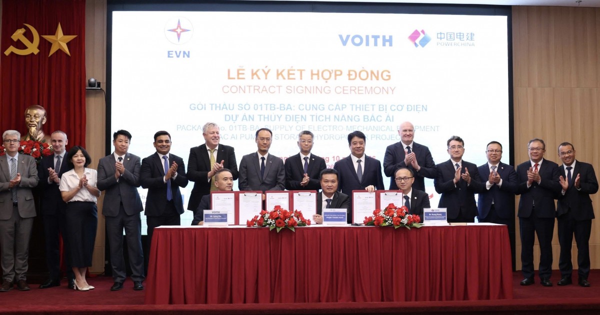 Các đại biểu thực hiện ký kết. Ảnh EVN