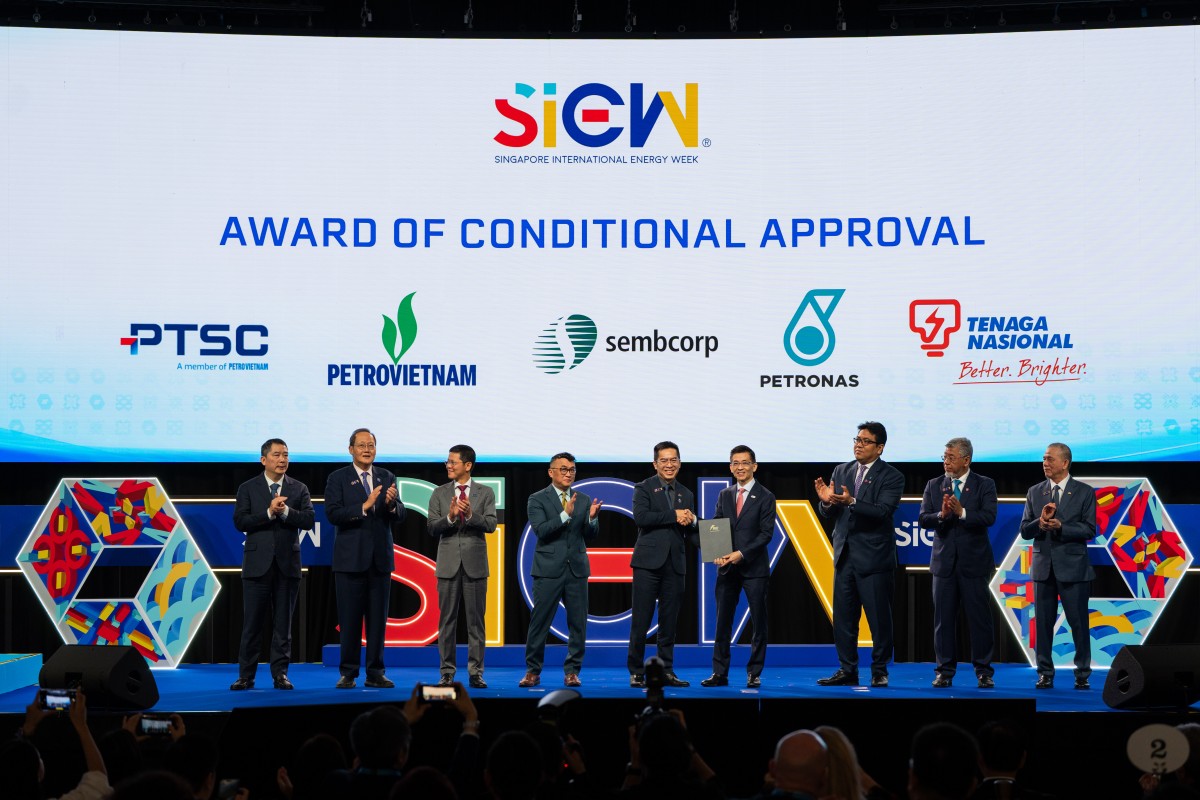 Đại diện các doanh nghiệp và cơ quan quản lý tại lễ trao Chấp thuận có điều kiện cho dự án xuất khẩu điện năng lượng tái tạo Việt Nam – Malaysia – Singapore ngày 26/10/2026. Ảnh: PTSC. Đại diện các doanh nghiệp và cơ quan quản lý tại lễ trao Chấp thuận có điều kiện cho dự án xuất khẩu điện năng lượng tái tạo Việt Nam – Malaysia – Singapore ngày 26/10/2026. Ảnh: PTSC.