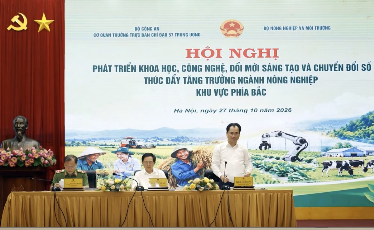 Phó Thủ tướng Chính phủ Hồ Quốc Dũng, Bộ trưởng Bộ Nông nghiệp và Môi trường Trịnh Việt Hùng và Thượng tướng Nguyễn Văn Long - Thứ trưởng Bộ Công an chủ trì Hội nghị ( Ảnh: Khương Trung).