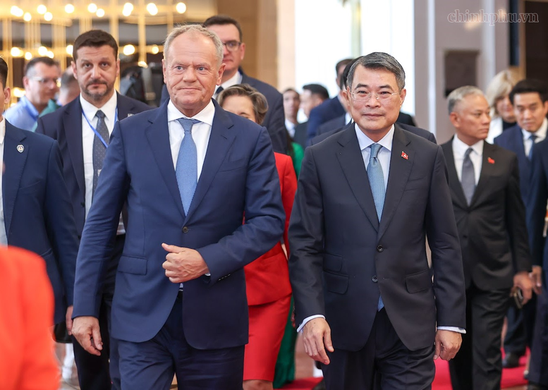 Thủ tướng Lê Minh Hưng và Thủ tướng Ba Lan Donald Tusk đến dự Hội nghị bàn tròn doanh nghiệp Việt Nam - Ba Lan - Ảnh: chinhphu.vn/Nhật Bắc