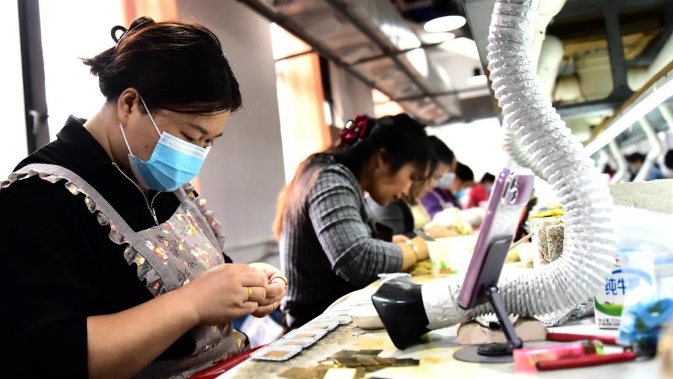 AI kéo lợi nhuận công nghiệp Trung Quốc tăng mạnh, tiêu dùng hụt hơi