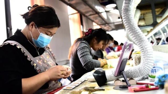 AI kéo lợi nhuận công nghiệp Trung Quốc tăng mạnh, tiêu dùng hụt hơi