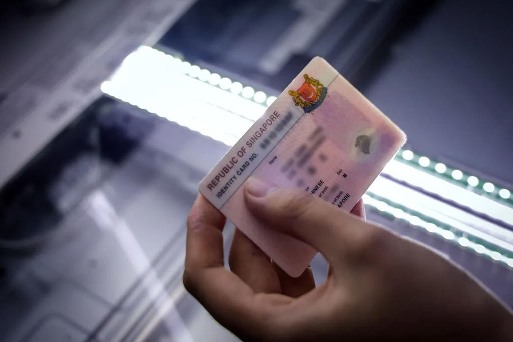 Thẻ căn cước Singapore minh họa quy định ngừng dùng số căn cước để bảo vệ dữ liệu cá nhân