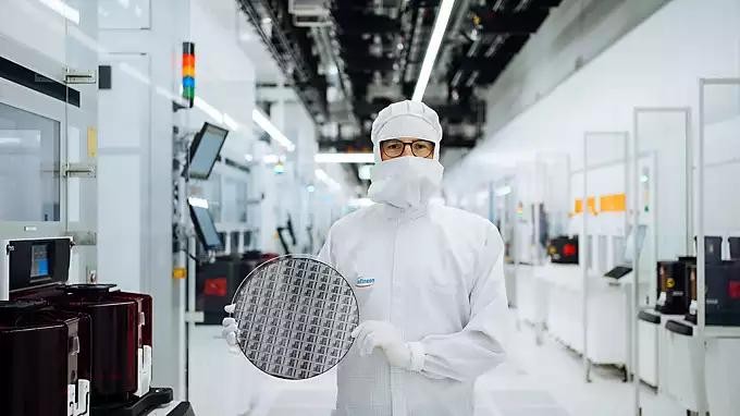 Kỹ thuật viên tại cơ sở Infineon ở Villach, Áo, giới thiệu wafer GaN 300 mm. Ảnh: Infineon Technologies.