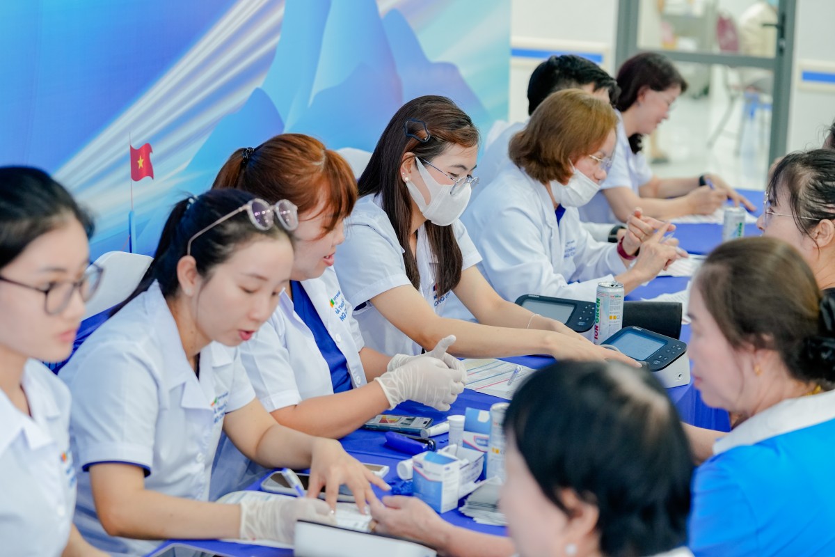 Hệ thống Nhà thuốc và Tiêm chủng Long Châu triển khai nhiều hoạt động tầm soát sức khoẻ cho người dân khắp mọi miền đất nước Hệ thống Nhà thuốc và Tiêm chủng Long Châu triển khai nhiều hoạt động tầm soát sức khoẻ cho người dân khắp mọi miền đất nước