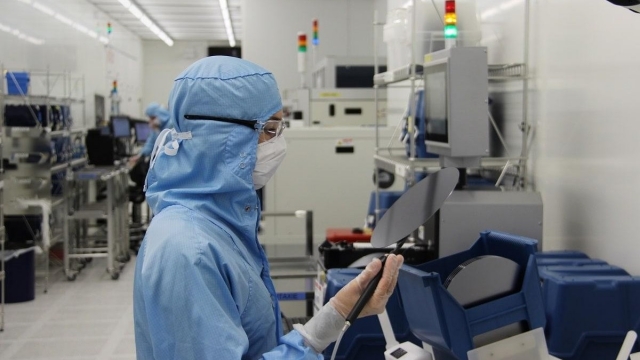 STMicroelectronics tăng 46,2% doanh thu chip quang và RF