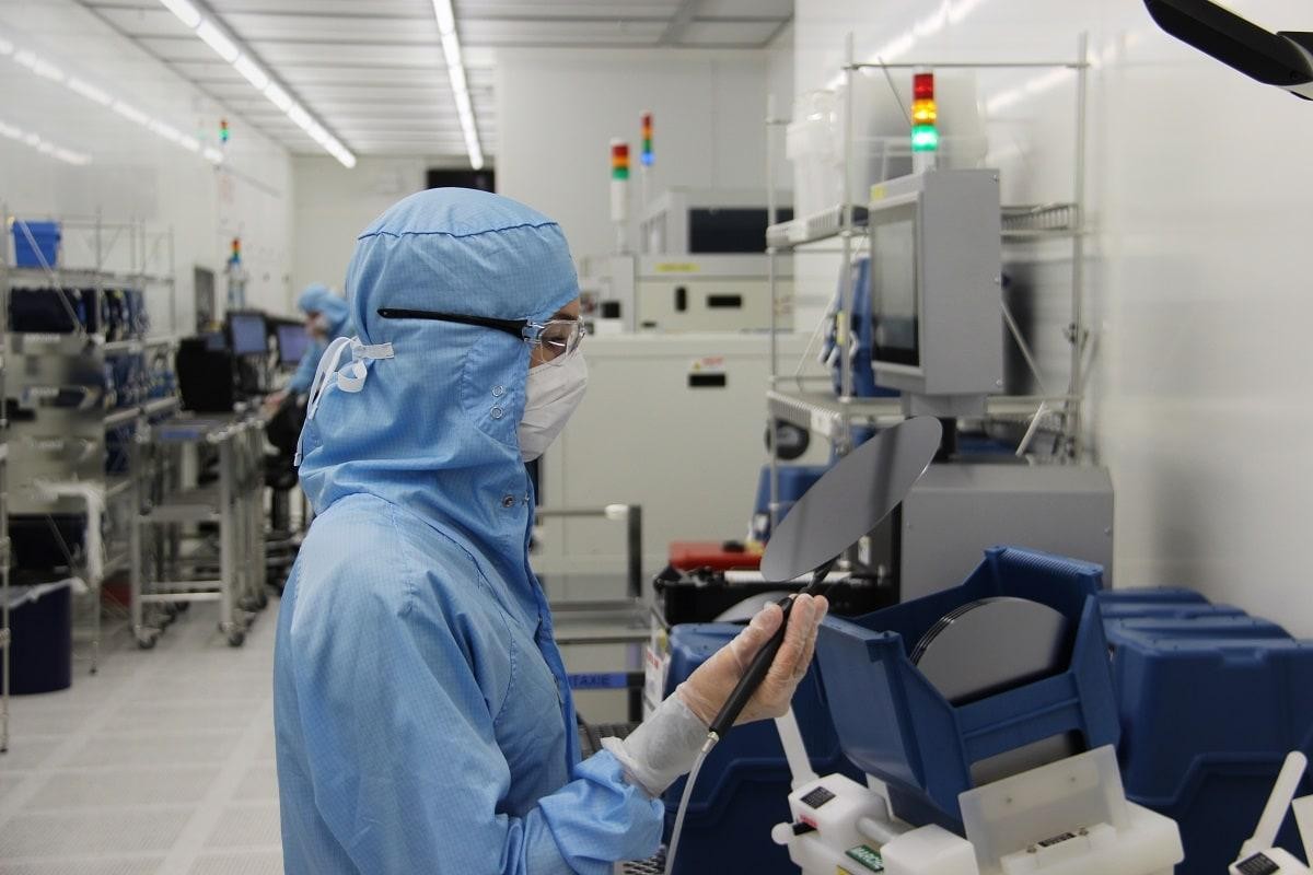 Kỹ thuật viên kiểm tra tấm wafer trong cơ sở sản xuất bán dẫn của STMicroelectronics tại Tours, Pháp. Ảnh: STMicroelectronics.