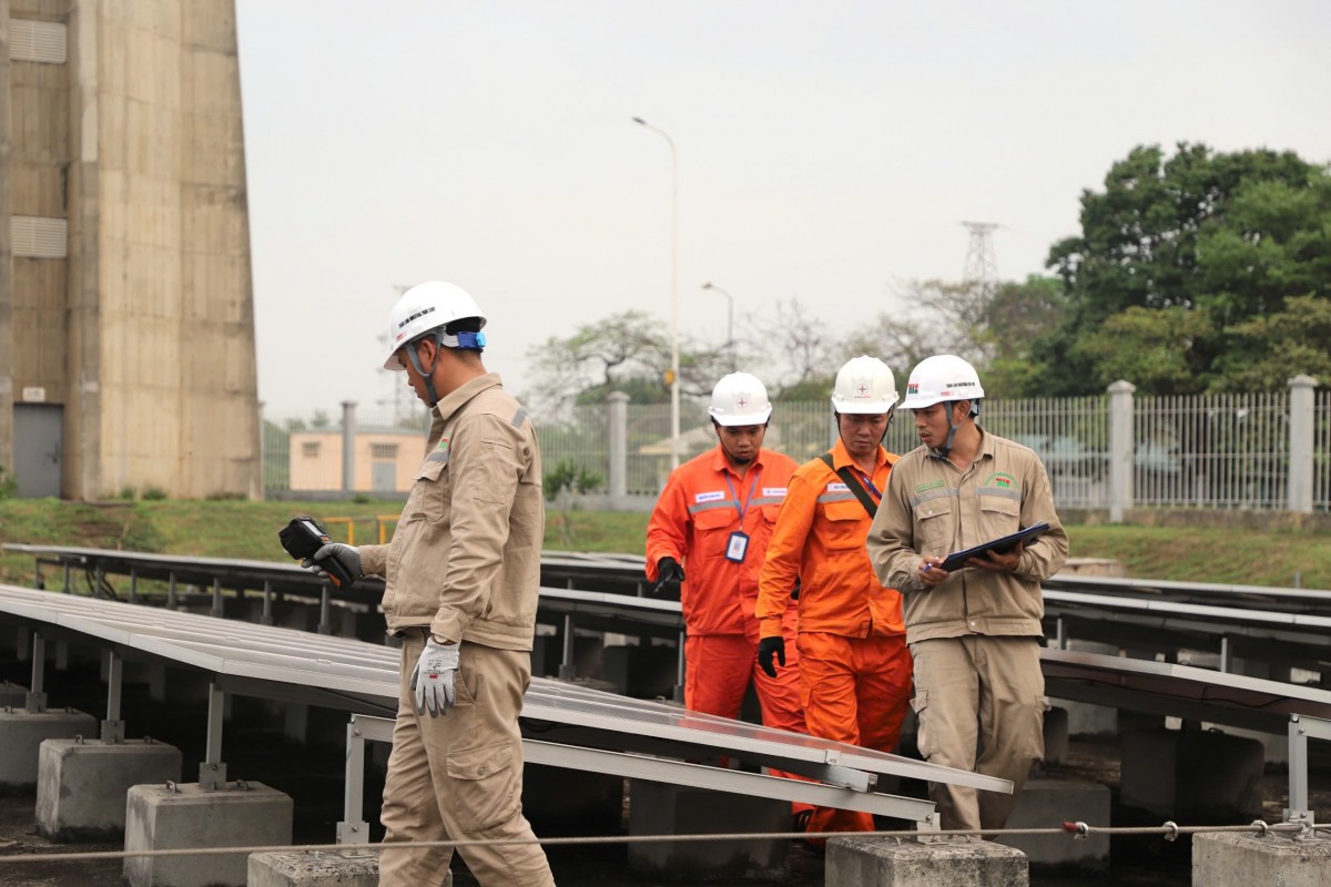 Kỹ thuật viên lắp đặt hệ thống điện mặt trời mái nhà tại Hà Nội. Ảnh tư liệu: EVNHANOI/EVN.