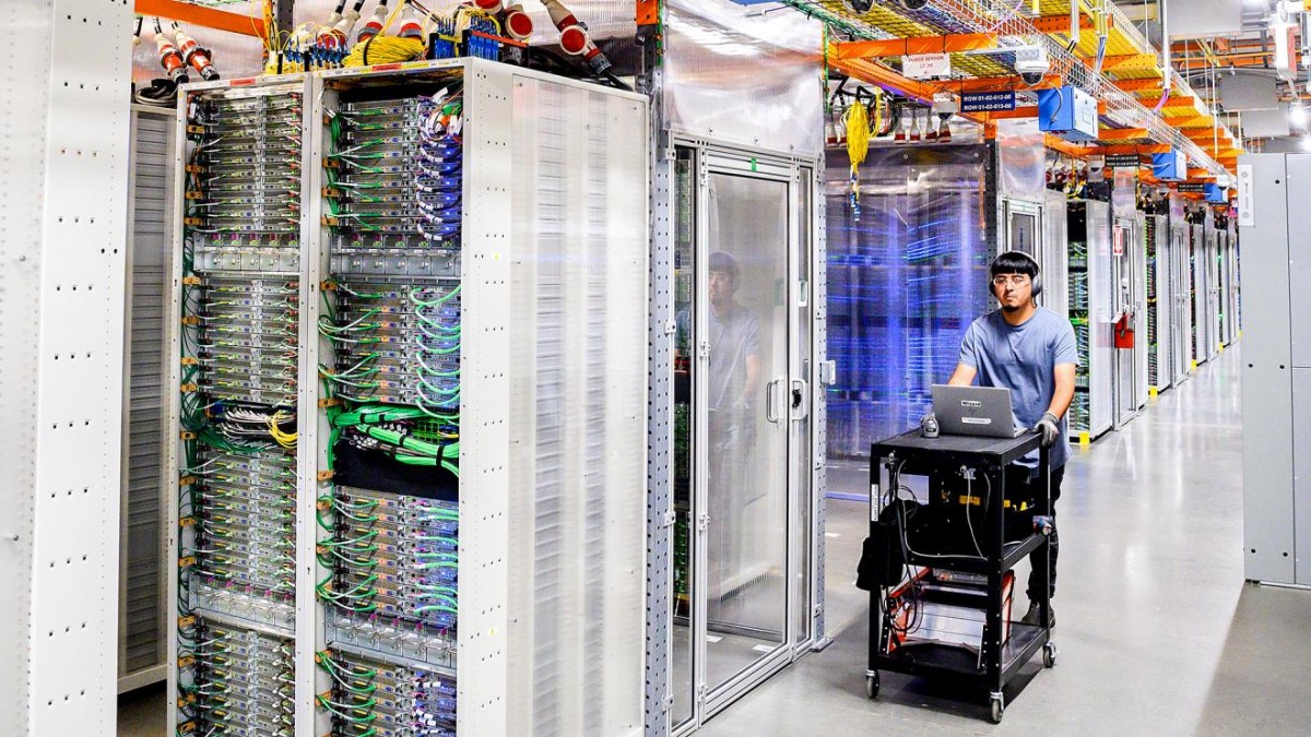 Hạ tầng trung tâm dữ liệu AWS của Amazon phục vụ các dịch vụ điện toán đám mây và trí tuệ nhân tạo. Ảnh: Amazon.