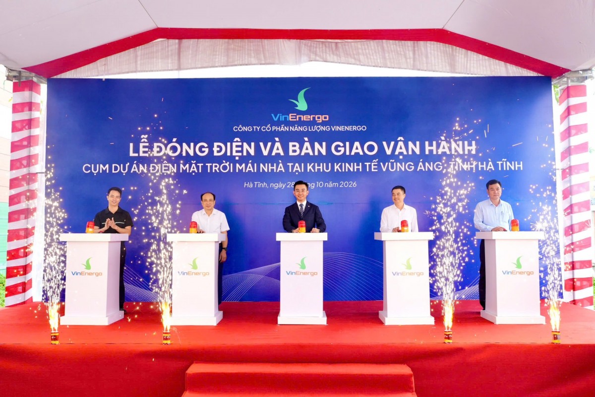 Các đại biểu thực hiện nghi thức đóng điện và bàn giao vận hành cụm dự án điện mặt trời mái nhà của VinEnergo tại Khu kinh tế Vũng Áng, Hà Tĩnh, ngày 28/10/2026. Ảnh: Vingroup