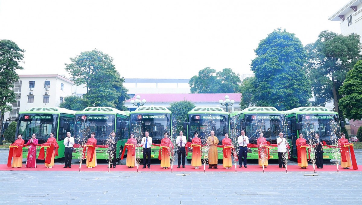  Các đại biểu thực hiện nghi thức khai trương tuyến xe buýt điện số 01 Tân Long - Đa Phúc. Ảnh: thainguyen.gov.vn