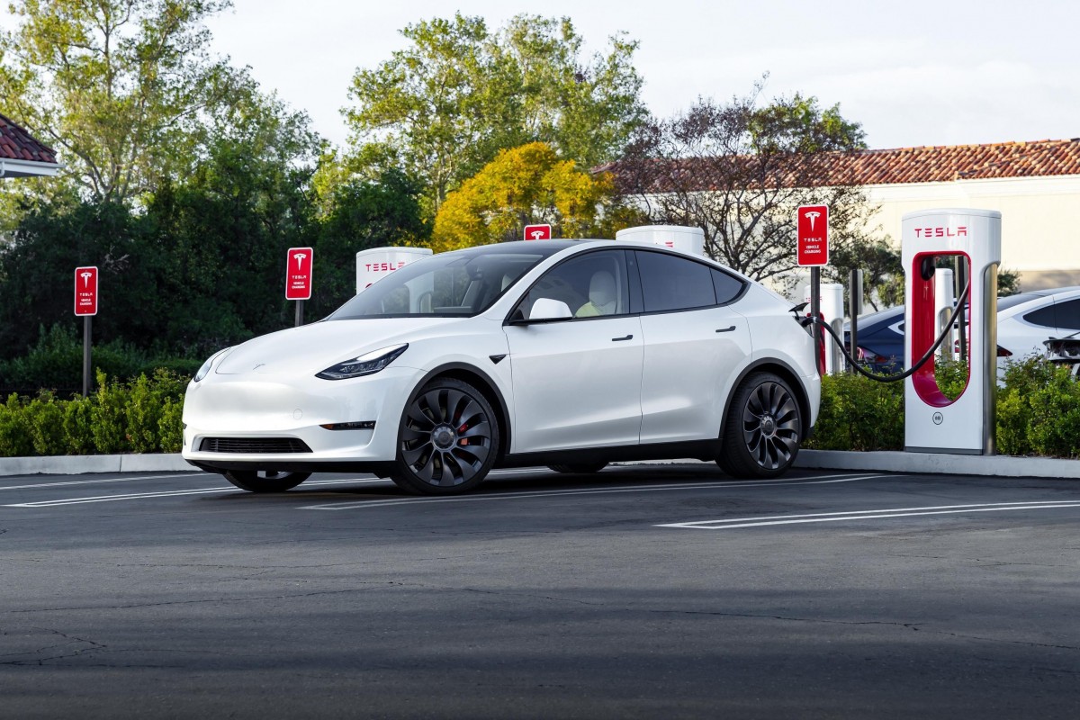 Xe điện Tesla tại trạm sạc Supercharger. Hãng đang tuyển nhân sự kinh doanh, hậu mãi và phát triển hạ tầng sạc tại Việt Nam. Ảnh minh họa: CarExpert.