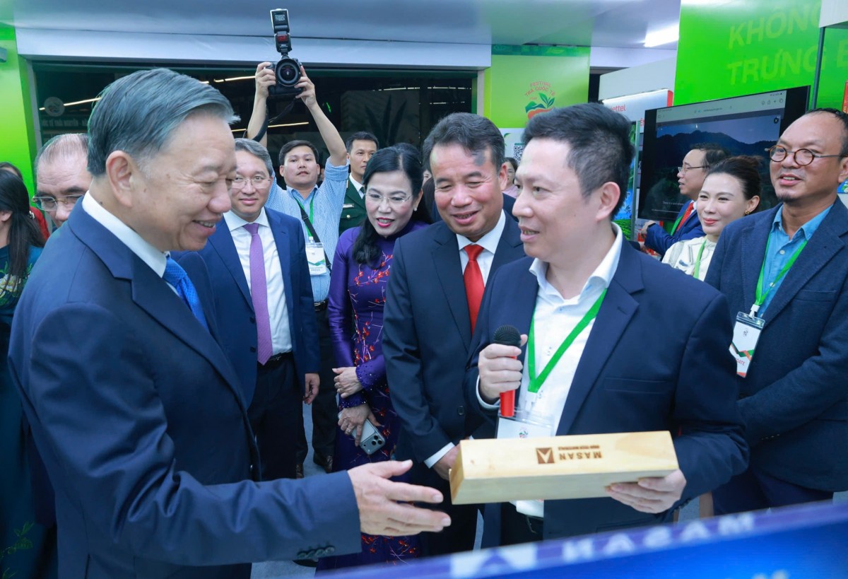  Tổng Bí thư, Chủ tịch nước Tô Lâm và các đại biểu đã tham quan không gian Phố trà, trưng bày ẩm thực và xúc tiến đầu tư tỉnh Thái Nguyên.