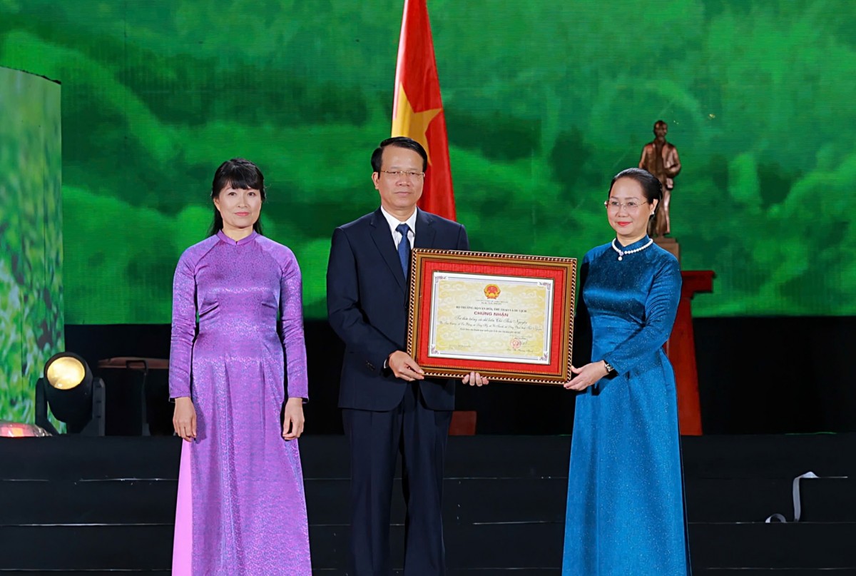 Đồng chí Lâm Thị Phương Thanh, Ủy viên Ban Chấp hành Trung ương Đảng, Bộ trưởng Bộ Văn hóa, Thể thao và Du lịch trao Chứng nhận ghi danh “Tri thức trồng và chế biến chè Thái Nguyên” vào Danh mục Di sản văn hóa phi vật thể quốc gia cho tỉnh Thái Nguyên.