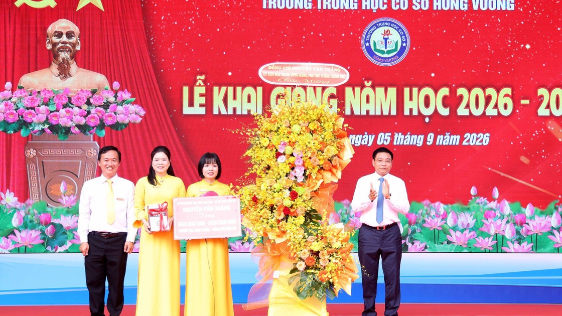Phó Thủ tướng Nguyễn Văn Thắng chung vui ngày khai giảng với học sinh Đồng Nai