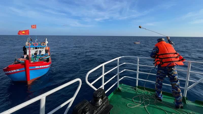 Ngư dân Lý Sơn bầu cử sớm trên biển