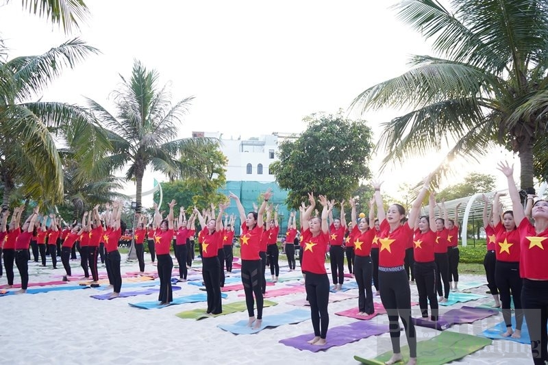 500 nguoi tham gia dong dien yoga tai festival yoga mua he 2023