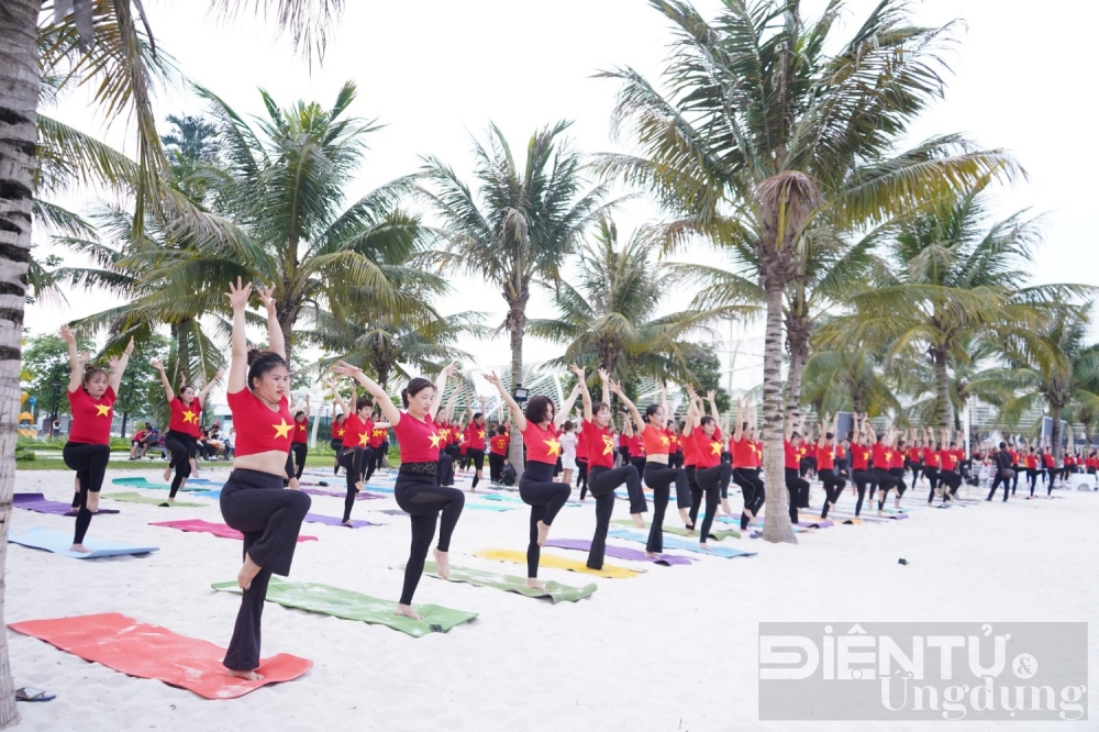 500 nguoi tham gia dong dien yoga tai festival yoga mua he 2023