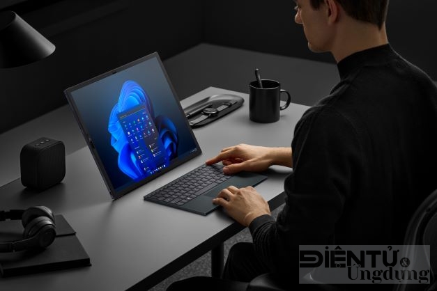 asus zenbook 17 fold oled ux9702 laptop man hinh gap nho gon nhat the gioi