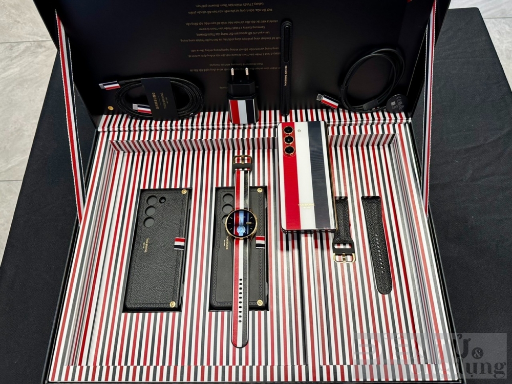 bst galaxy z fold 5 thom browne edition sold out chi sau 10 phut mo ban