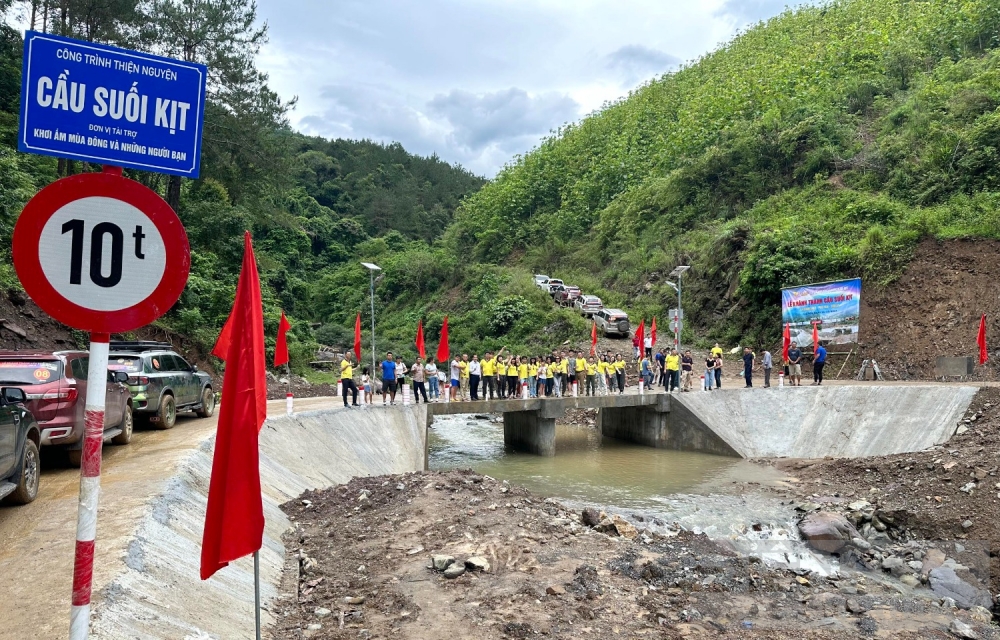 cau suoi kit dau an khoi am mua dong giua reo cao