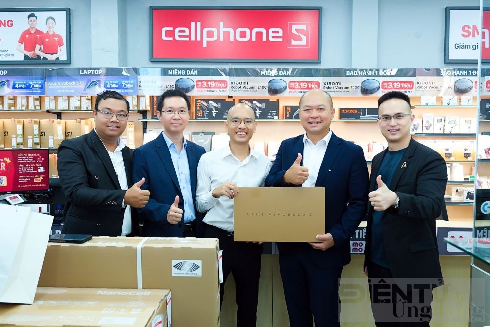 cellphones khai truong trung tam trai nghiem asus