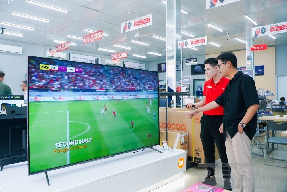cellphones mo ban loat tv qled 2025 gia chi tu 6 trieu