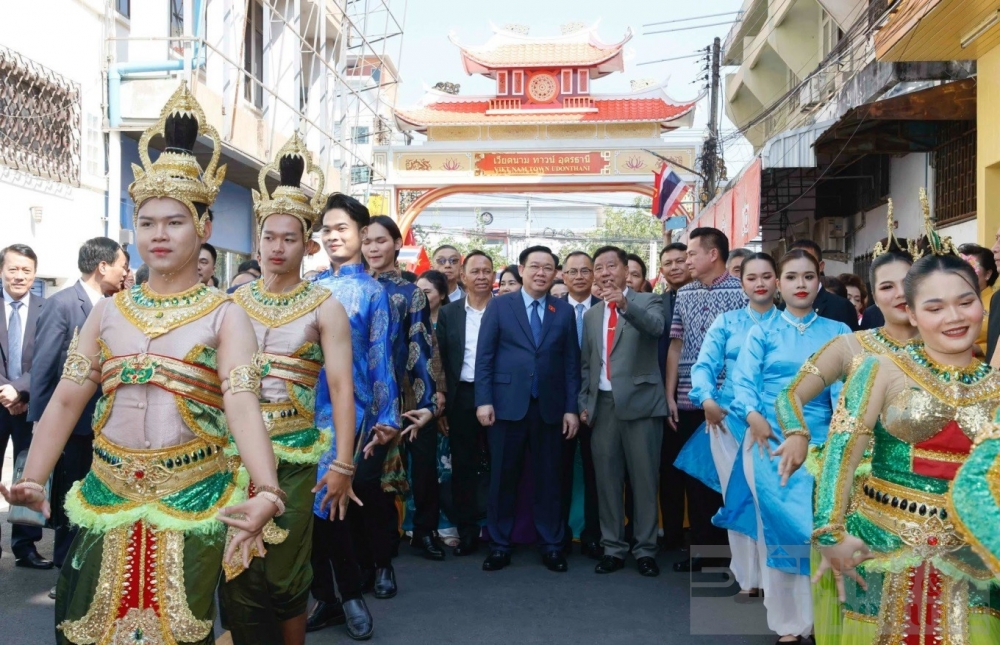 chu tich quoc hoi du khai truong pho viet nam dau tien tai thai lan