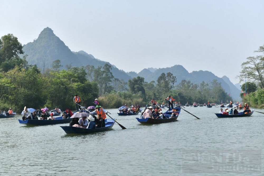 chua huong don hon 20000 luot du khach trong ngay mung 3 tet