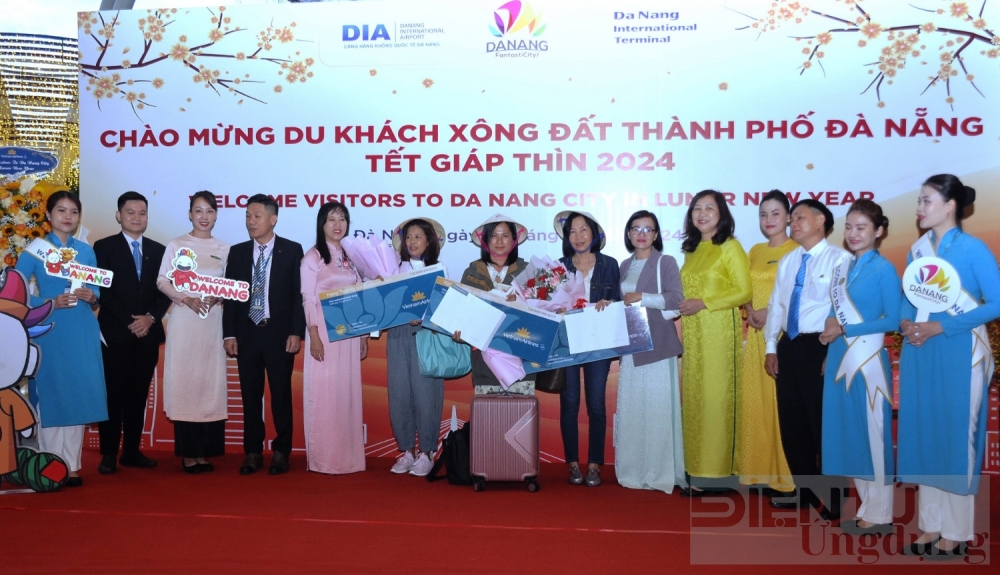 da nang don nhung vi khach dau tien den vui tet giap thin 2024