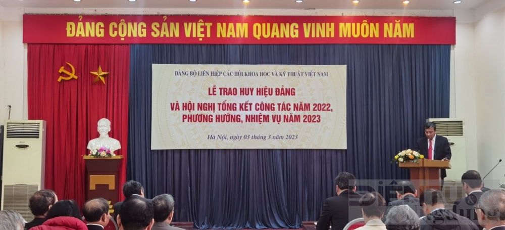 dang vien hoi vo tuyen dien tu viet nam nhan huy hieu 55 tuoi dang