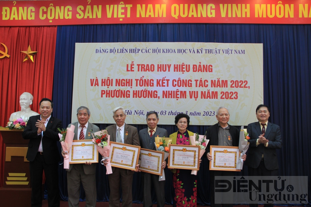 dang vien hoi vo tuyen dien tu viet nam nhan huy hieu 55 tuoi dang dang vien hoi vo tuyen dien tu viet nam nhan huy hieu 55 tuoi dang