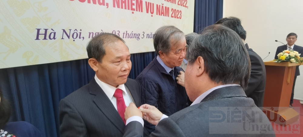 dang vien hoi vo tuyen dien tu viet nam nhan huy hieu 55 tuoi dang dang vien hoi vo tuyen dien tu viet nam nhan huy hieu 55 tuoi dang