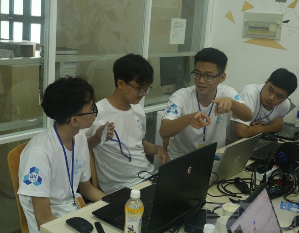 dh bach khoa khoi dong cuoc thi lap trinh quoc te tofas