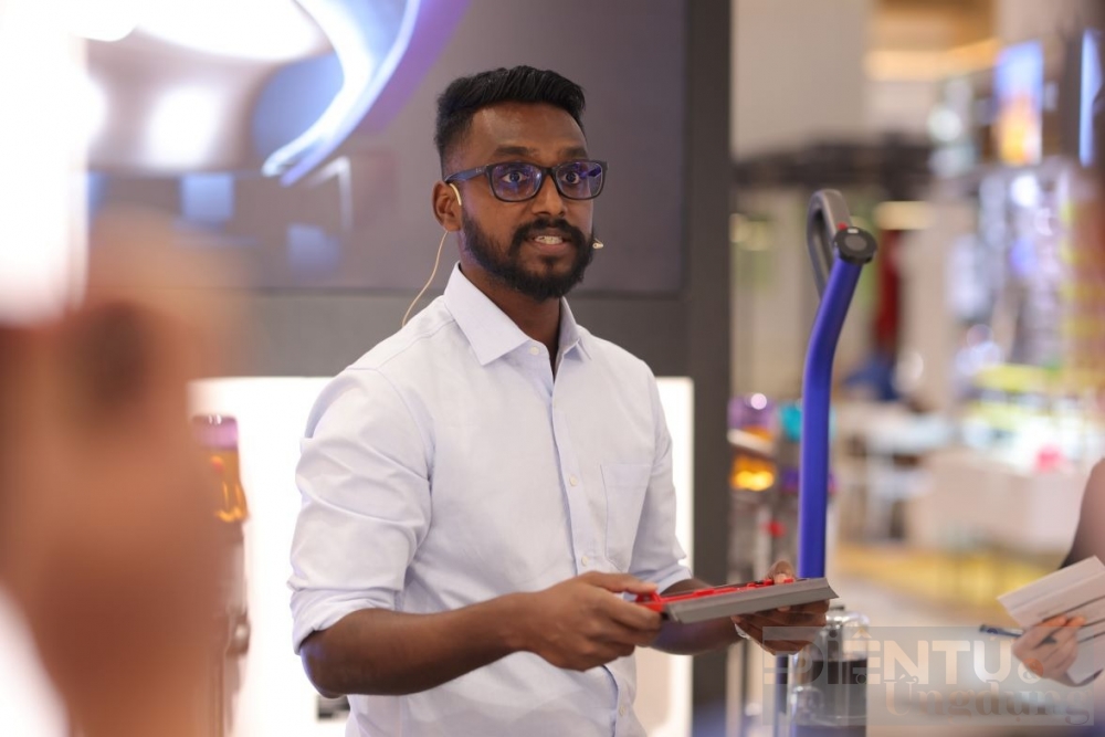 dyson washg1 chi 1 lit nuoc co the lam sach 290m2 san nha