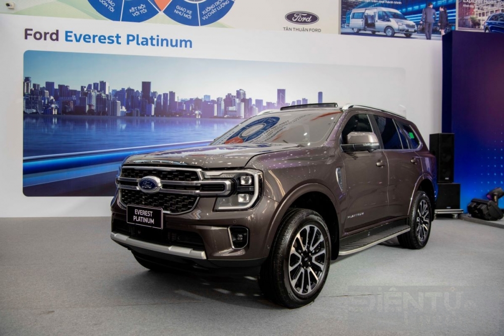 ford nang tam trai nghiem khach hang voi everest platinum va ranger stormtrak moi