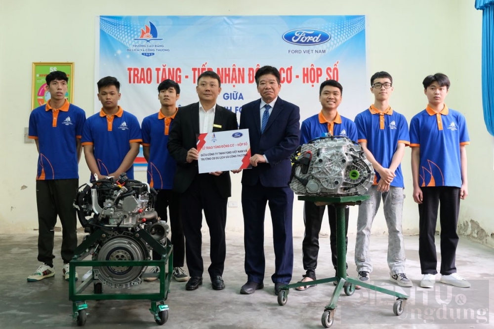 ford viet nam trao tang dong co hop so cho cac truong ky thuat