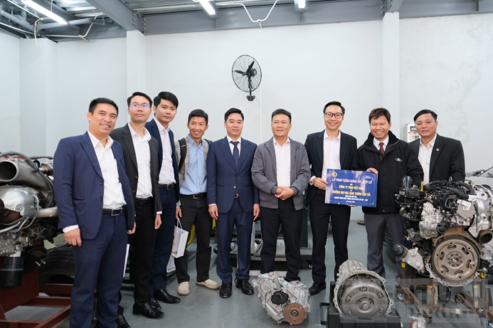 ford viet nam trao tang dong co hop so cho cac truong ky thuat