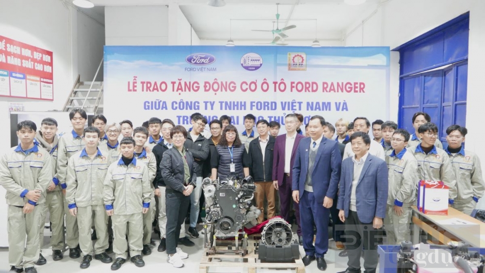 ford viet nam trao tang dong co hop so cho cac truong ky thuat