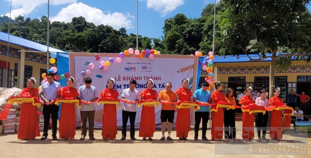 fpt schools trao yeu thuong den cac em nho o hai diem truong na tau va tieu hoc dua mon