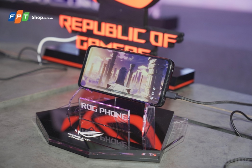 fpt shop mo ban som asus rog phone 7 kem bo qua hon 7 trieu dong