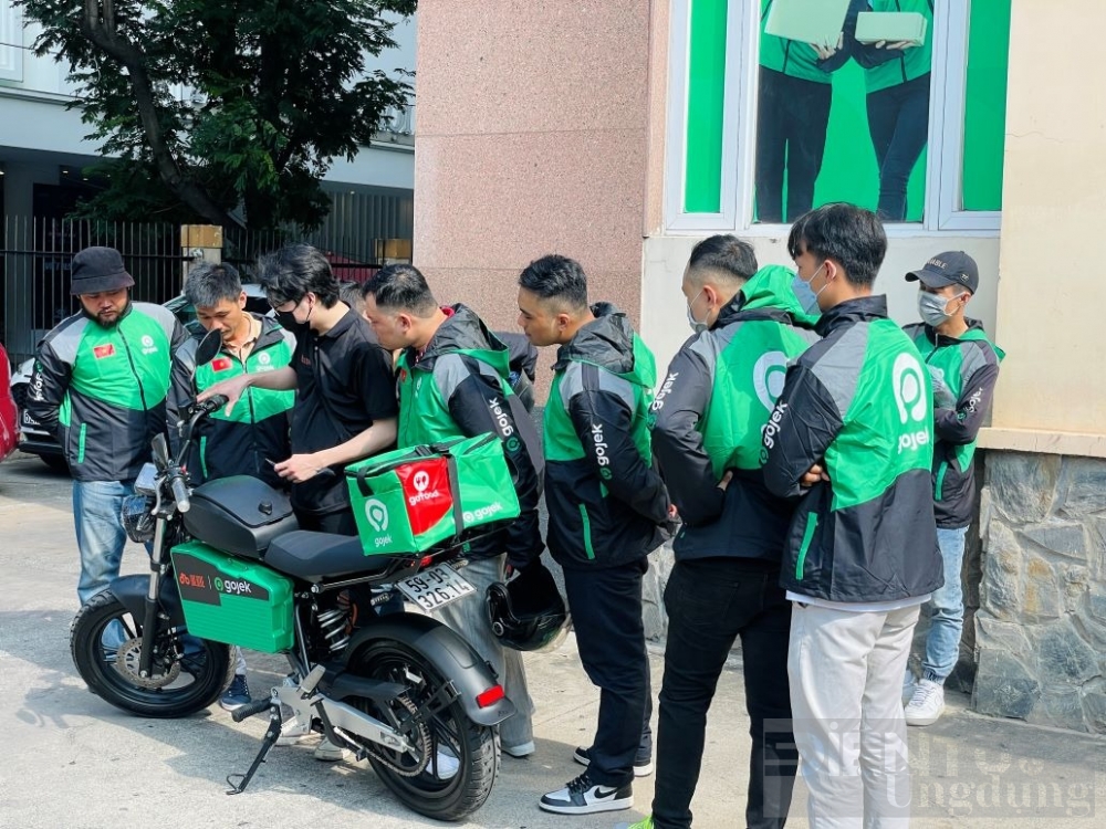 gojek cung dat bike dua xe may dien vao van chuyen hanh khach