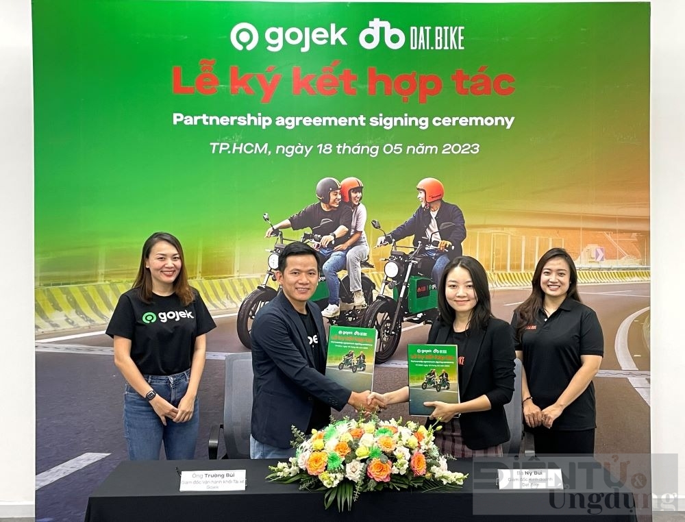 gojek cung dat bike dua xe may dien vao van chuyen hanh khach