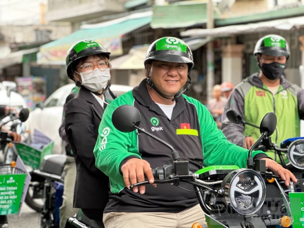 gojek cung selex motors mo rong thi diem xe may dien tai viet nam