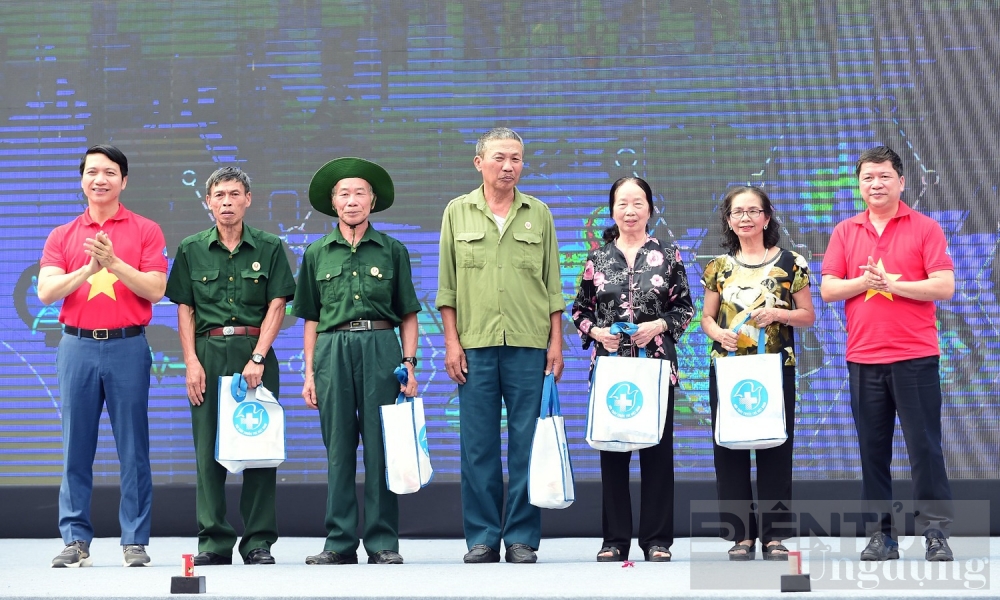 hang trieu nguoi dan ha noi duoc trai nghiem kham sang loc bang ai