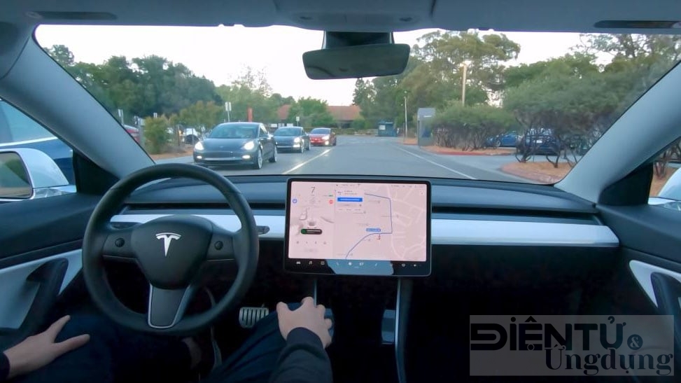 he thong tu lai xe cua tesla bi dat dau hoi lon ve an toan voi nguoi dung